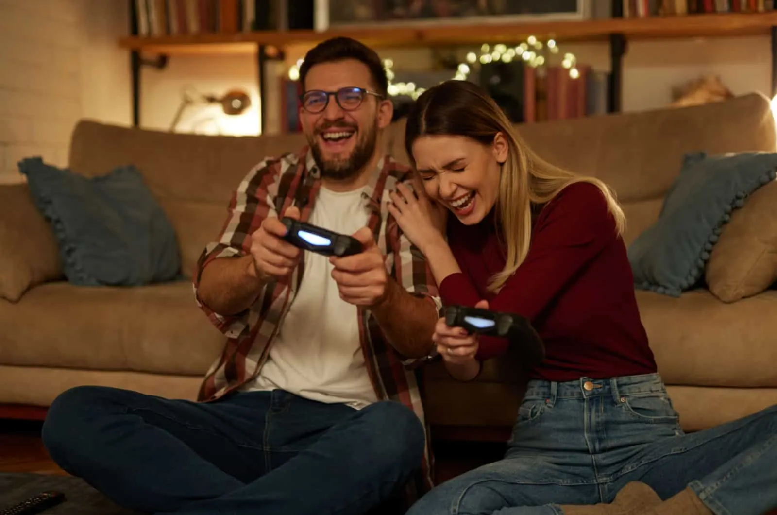Mann und Frau spielen Videospiele