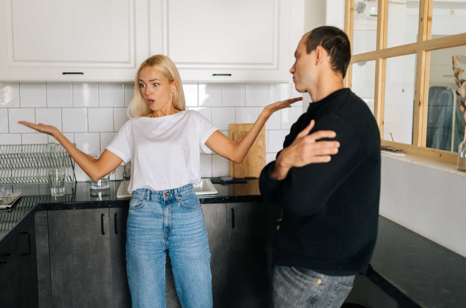 Mann und Frau streiten in der Küche