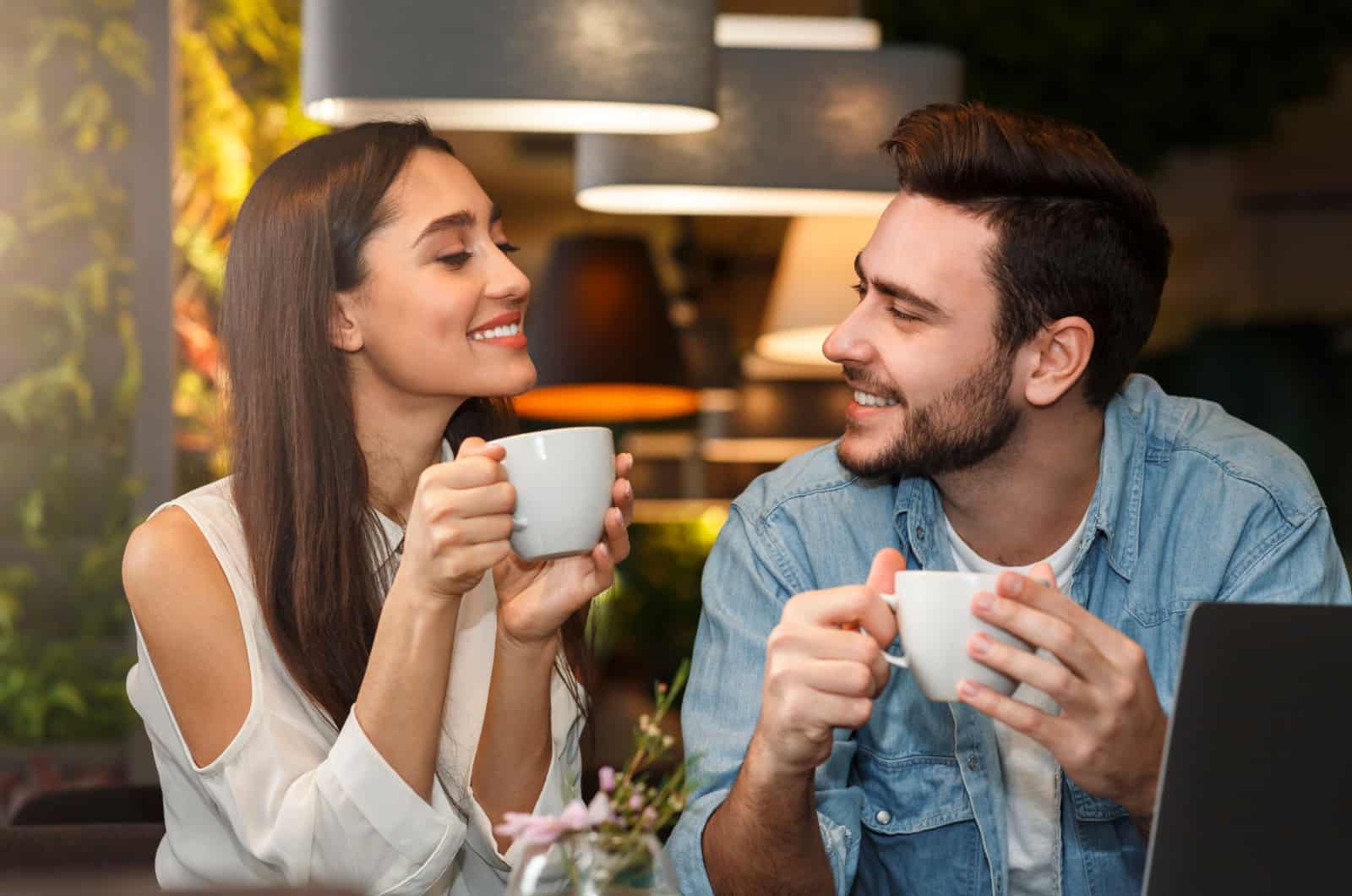 Mann und Frau trinken Tee