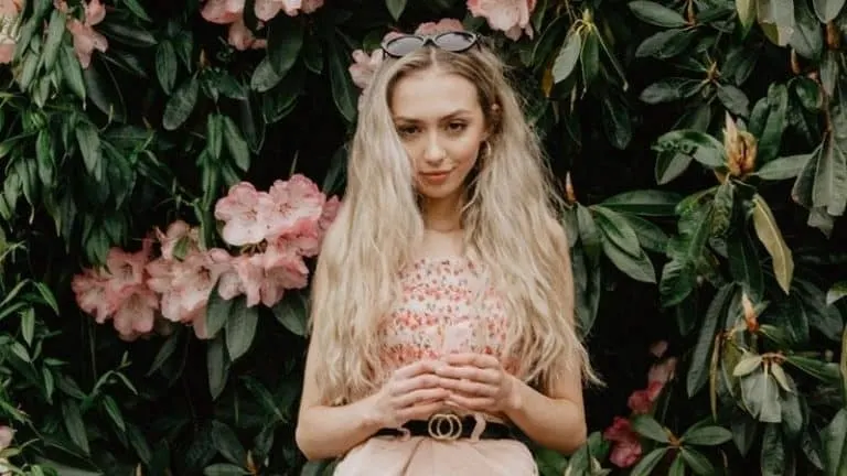 blonde Frau posiert