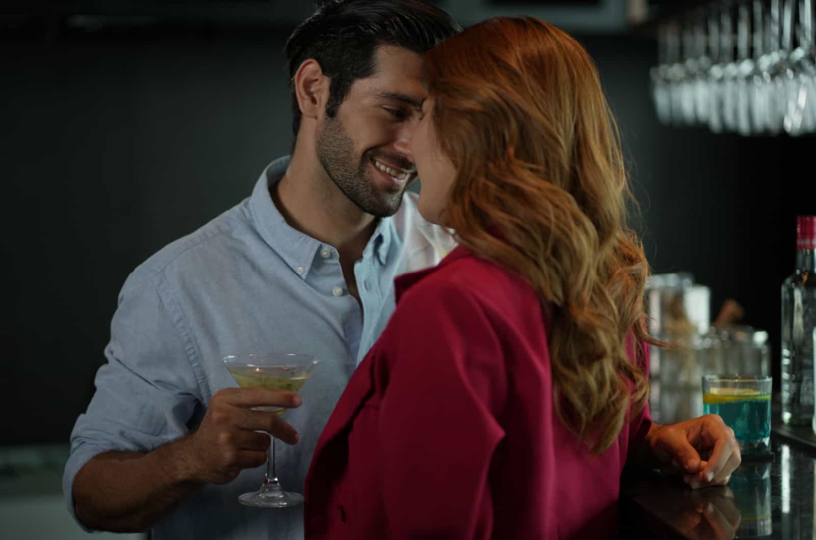 Paar flirtet an der Bar
