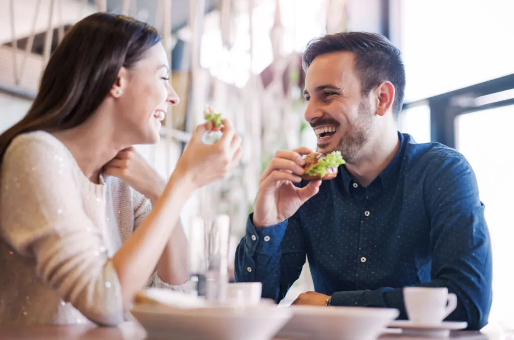 Paar genießt Frühstück in einem Café