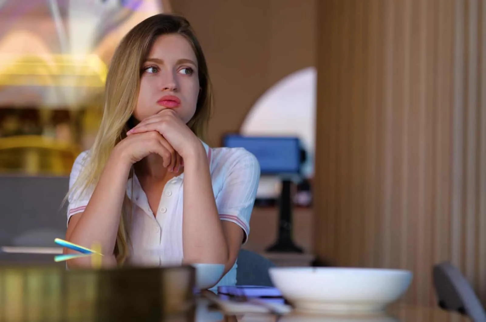 Schöne junge Frau sitzt allein im Restaurant