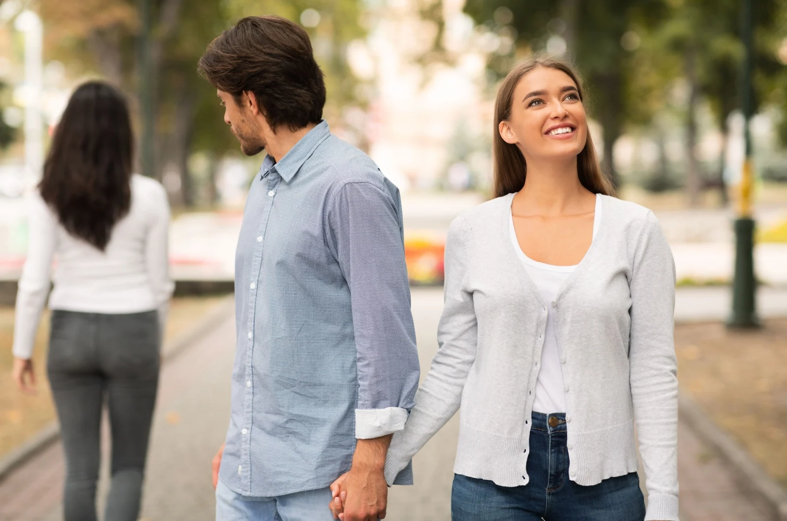 mann sieht einer anderen frau hinterher