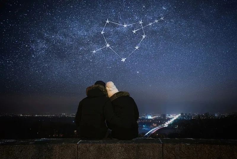 Paar unter den Sternen