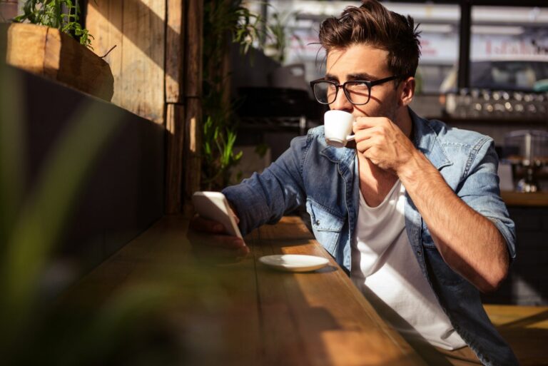 7 Unbestreitbare Gründe, warum Männer auf Stille und Distanz reagieren