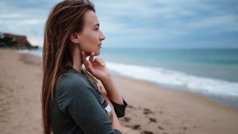 Frau denkt an einem Strand