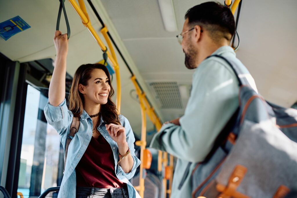 Ein Mann und eine Frau unterhalten sich in einer Strassenbahn