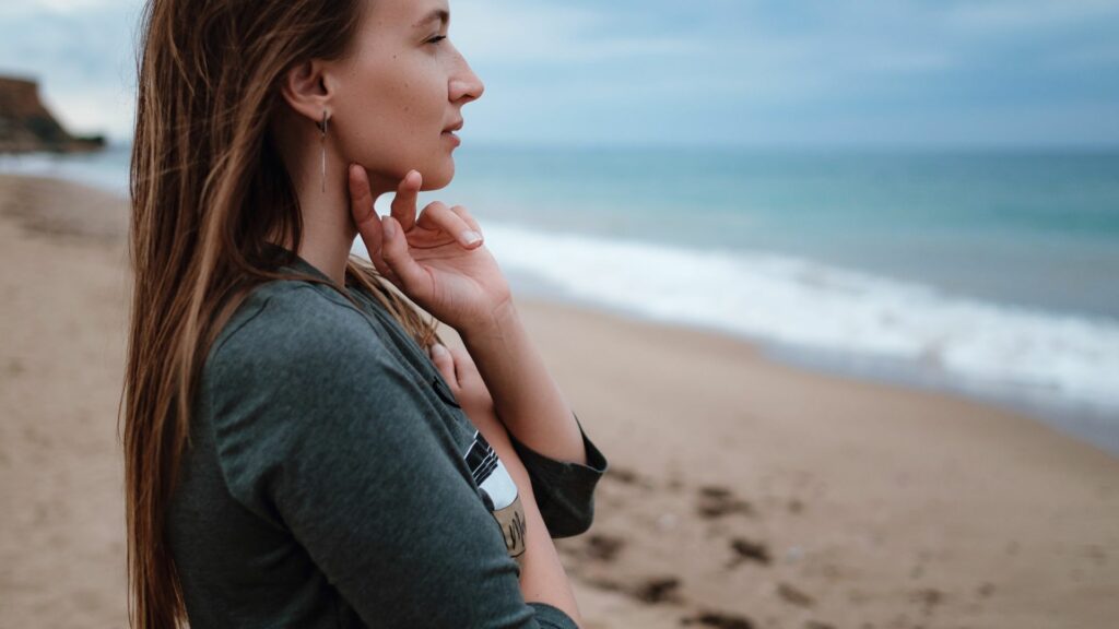 Eine Frau steht am Strand