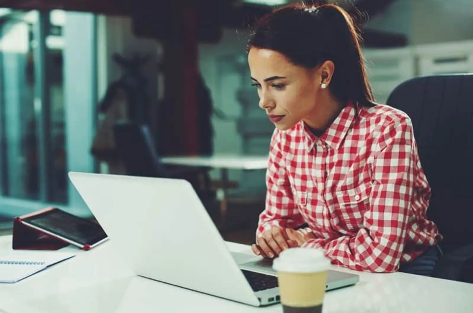 Ernste Frau schaut auf Laptop