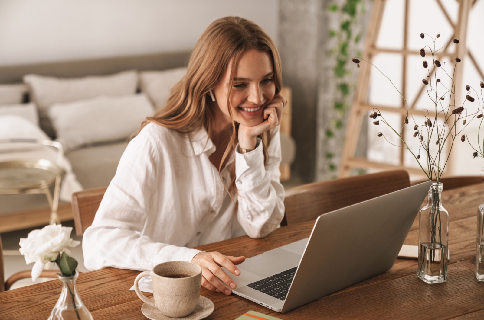 Frau arbeitet am Laptop