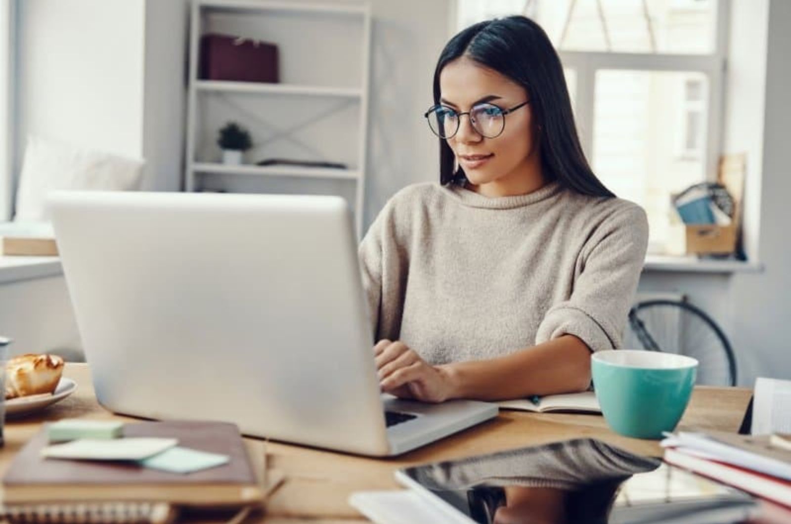 Frau arbeitet am Laptop