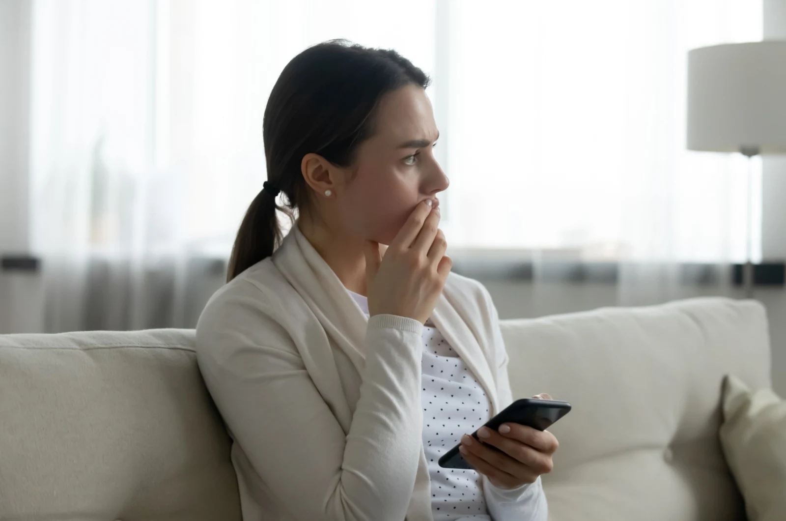 Frau denkt auf der Couch