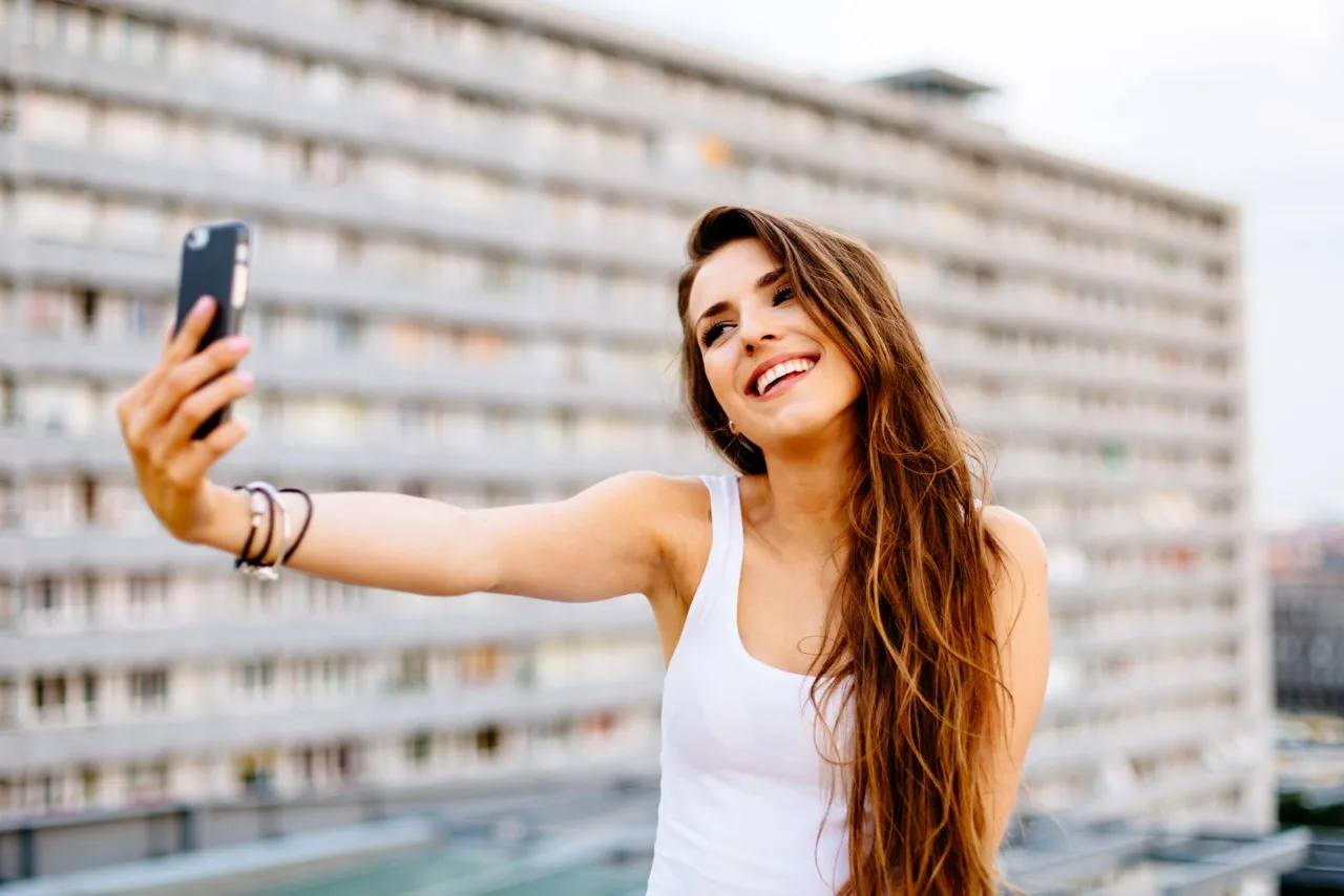 Frau macht Selfie