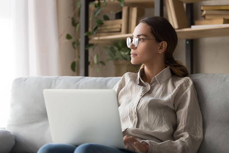 Frau mit Laptop