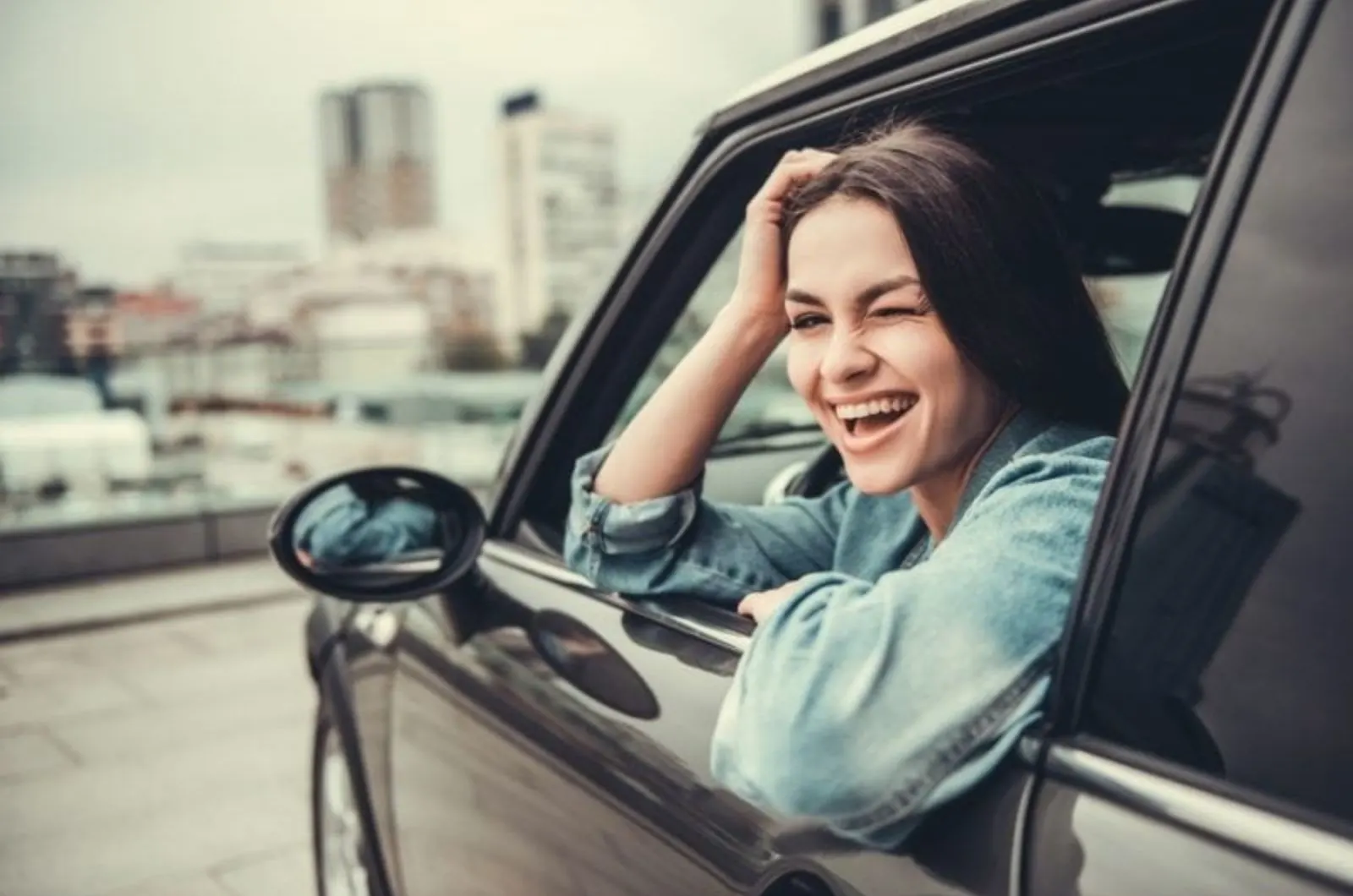 Frau zwinkert aus dem Auto