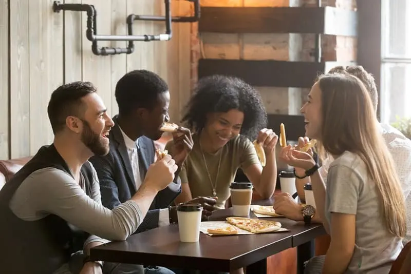 Freunde beim gemeinsamen Mittagessen