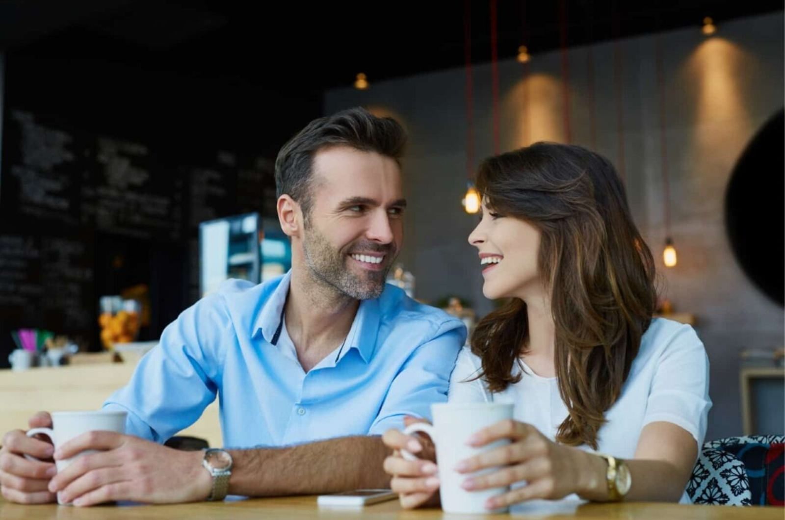 Mann und Frau bei einem Date