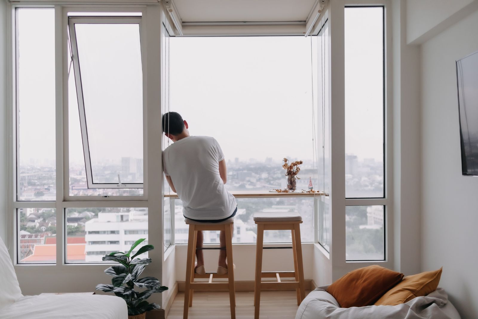 Nachdenklicher Mann sitzt am Fenster