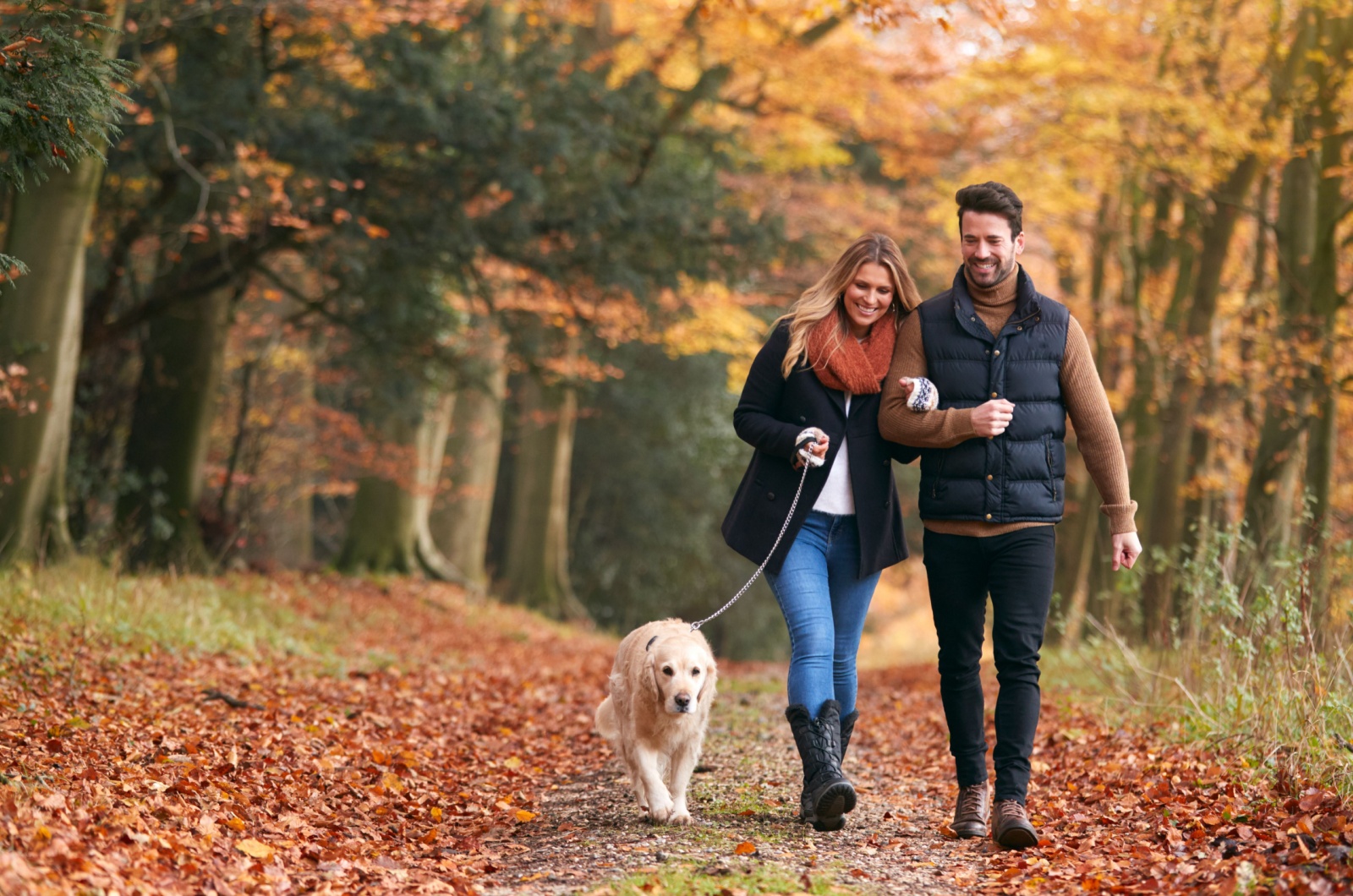 Paar geht mit Hund spazieren