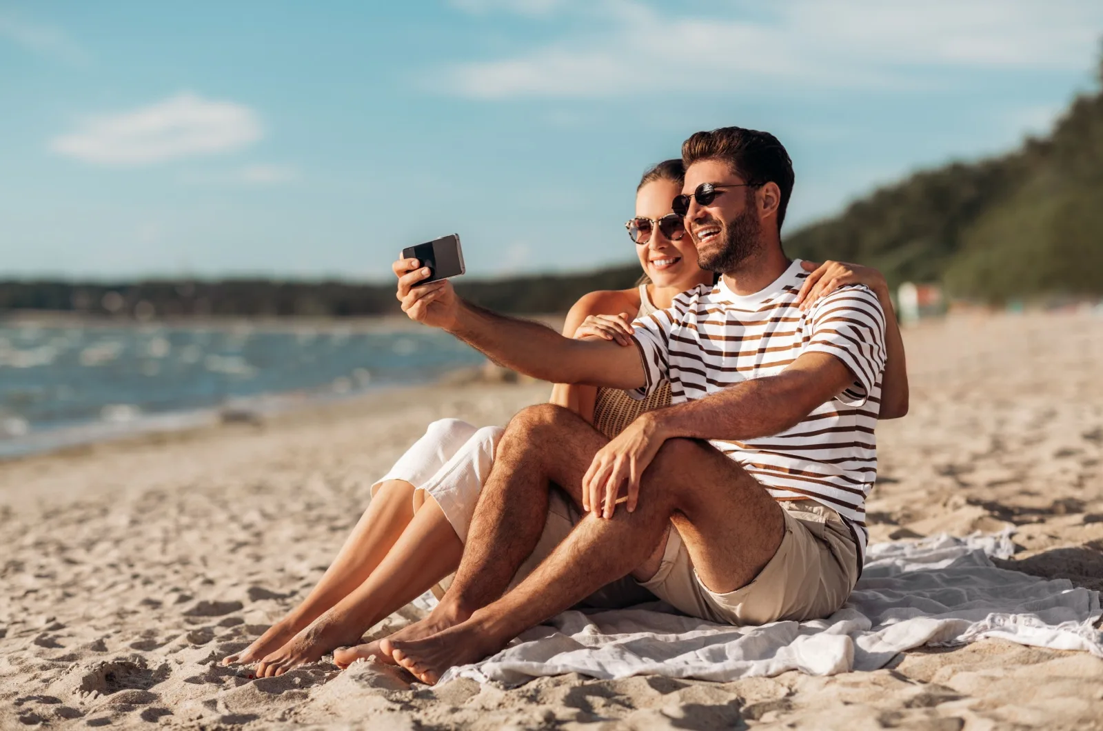 Paar sitzt am Strand