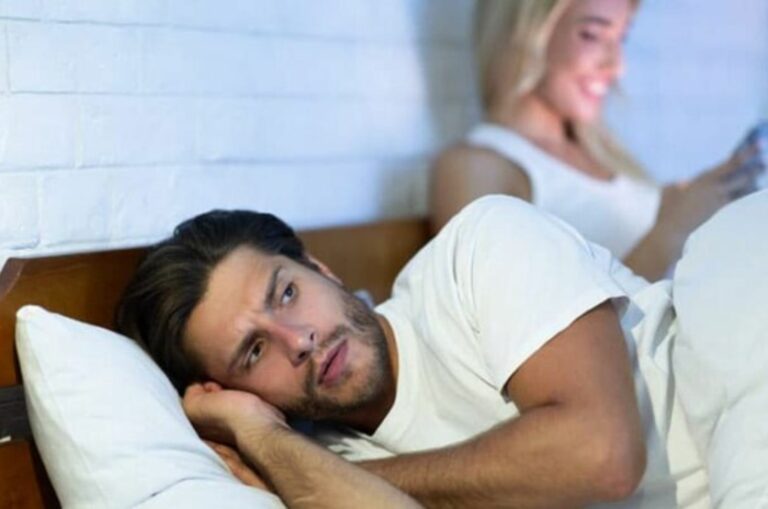 eifersuechtiger Mann im Bett mit Frau