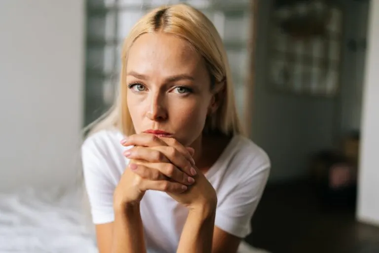 nachdenkliches Maedchen mit langen blonden Haaren