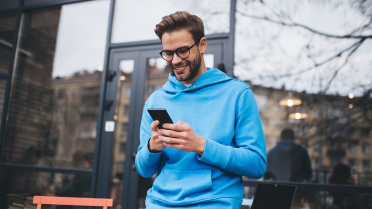 Mann tippt auf einem Telefon