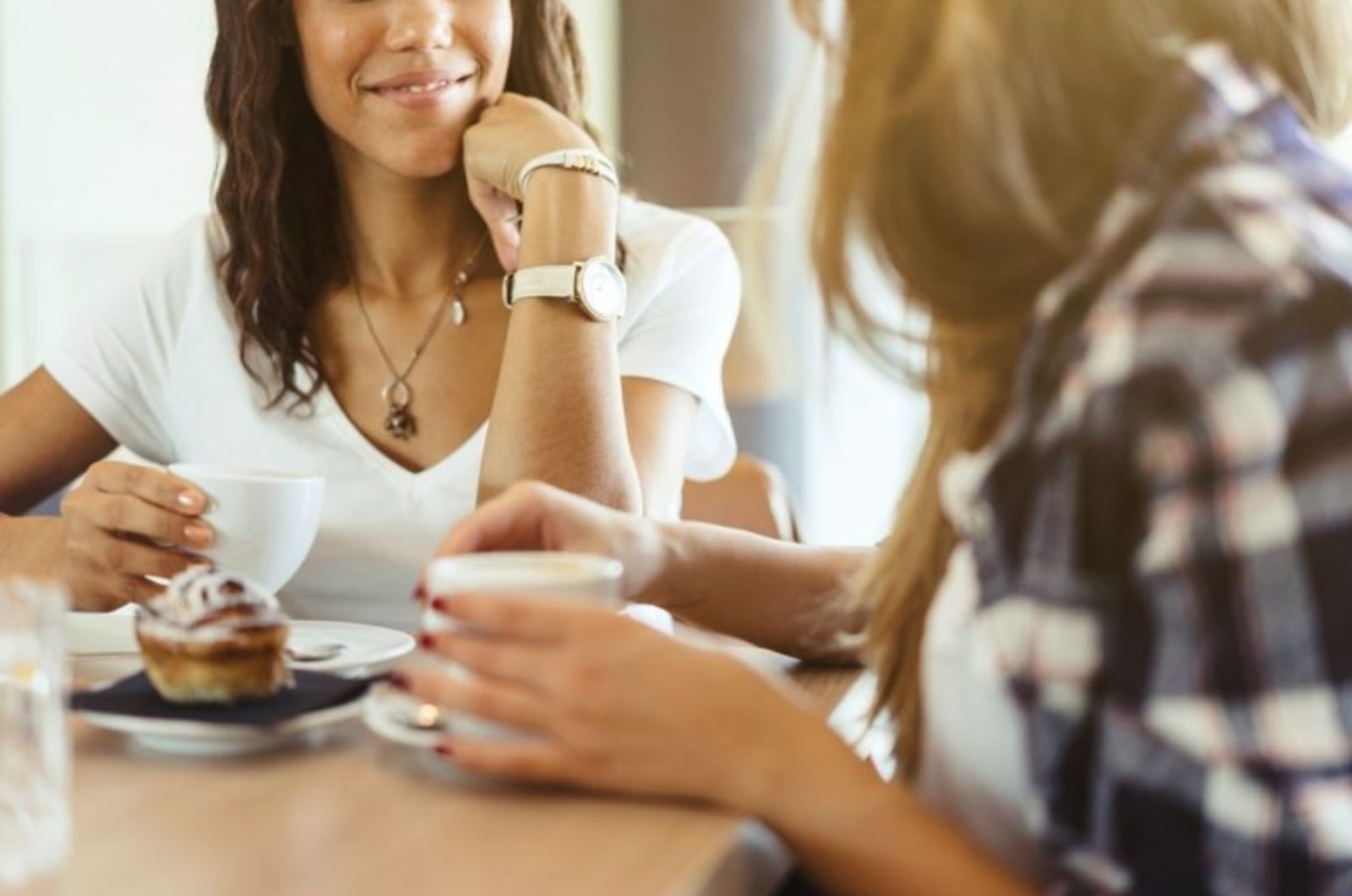 freunde reden beim kaffeetreffen