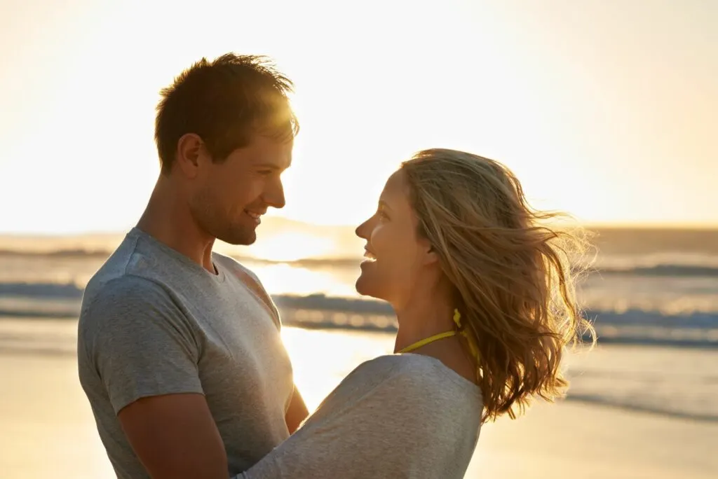 glueckliches Liebespaar am Strand