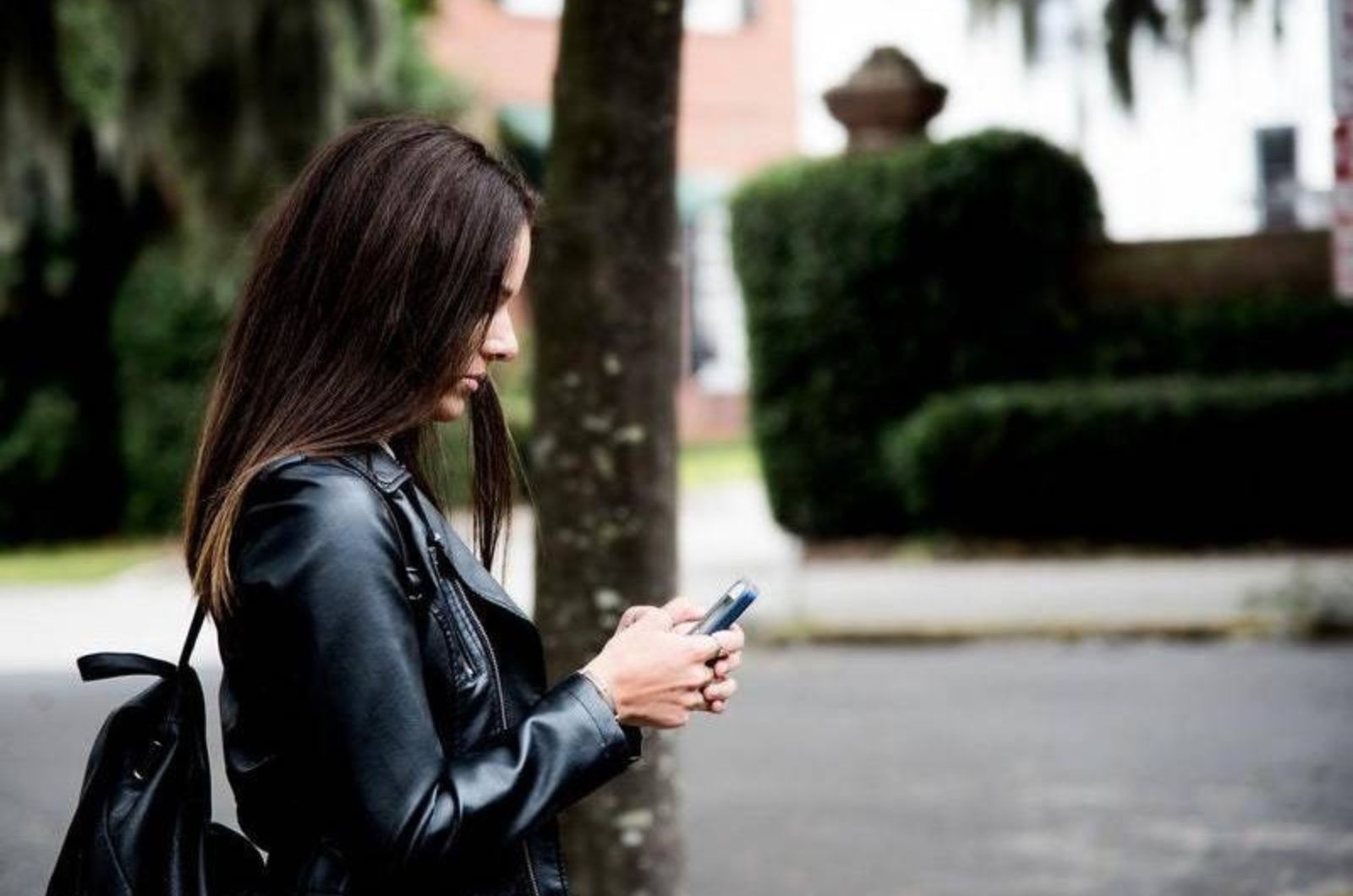 junge Frau mit Telefon