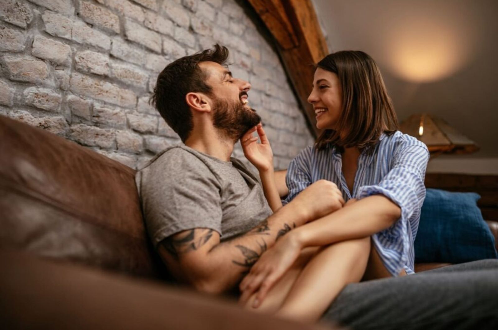 laechelndes paar auf der couch