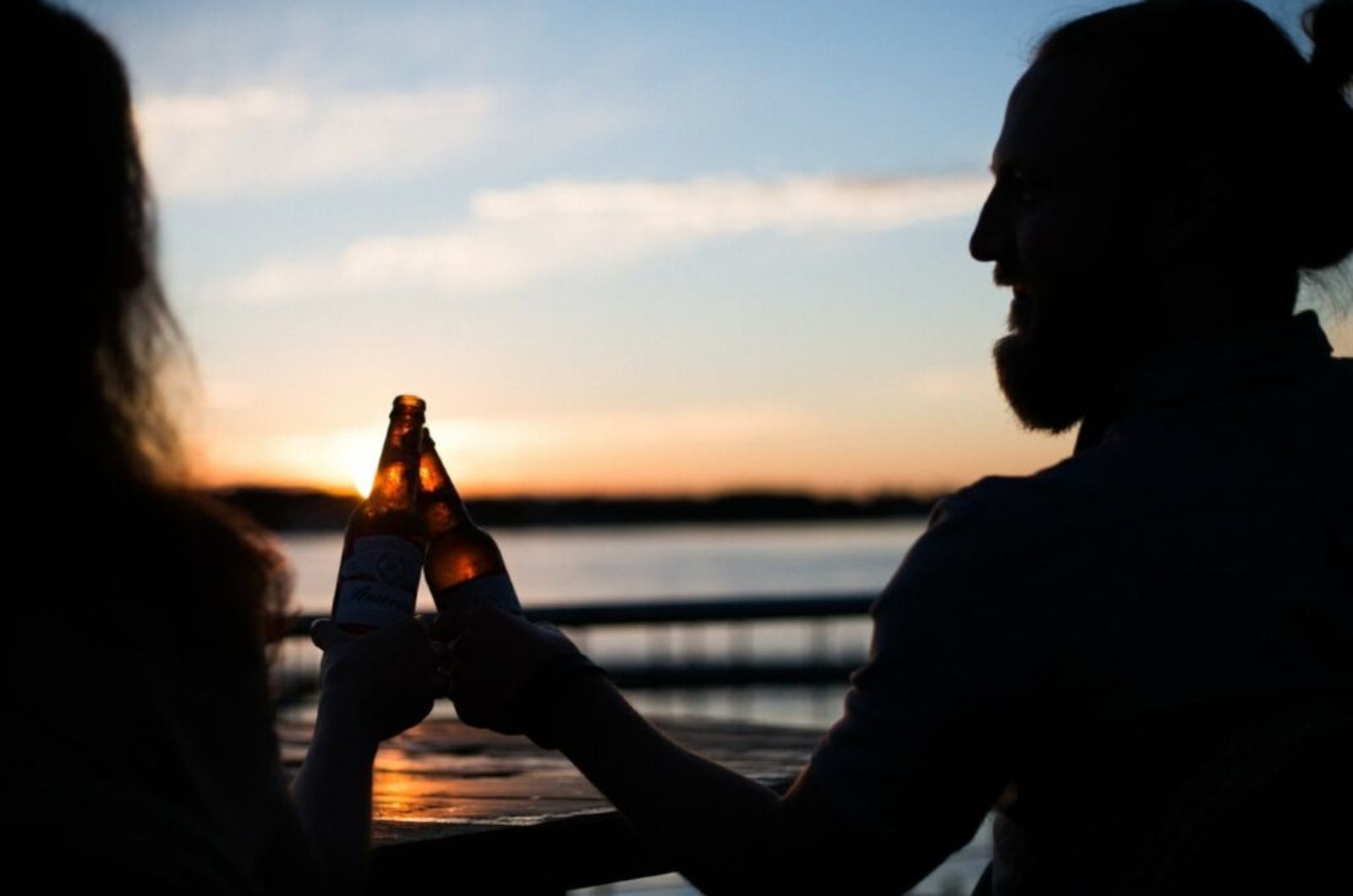 paar trinkt bier