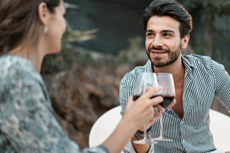 Ein Mann und eine Frau trinken Wein