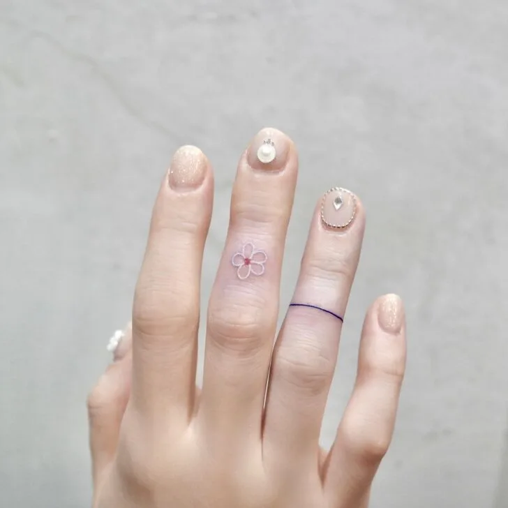 Blumen Finger Tattoo