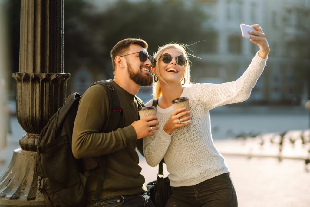 Ein Mann und eine Frau fotografieren auf der Strasse