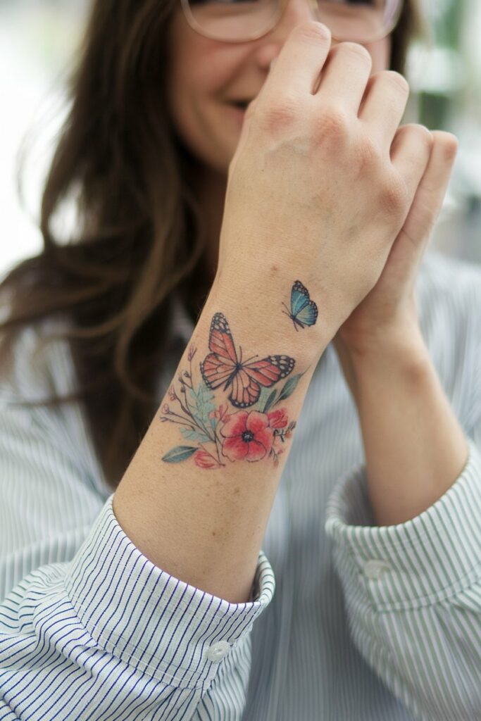 Florales, farbliches Handgelenk-Tattoo