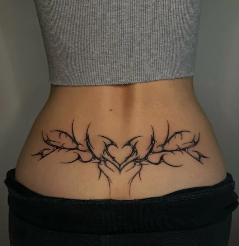 Funky Herz-Tattoo am unteren Ruecken