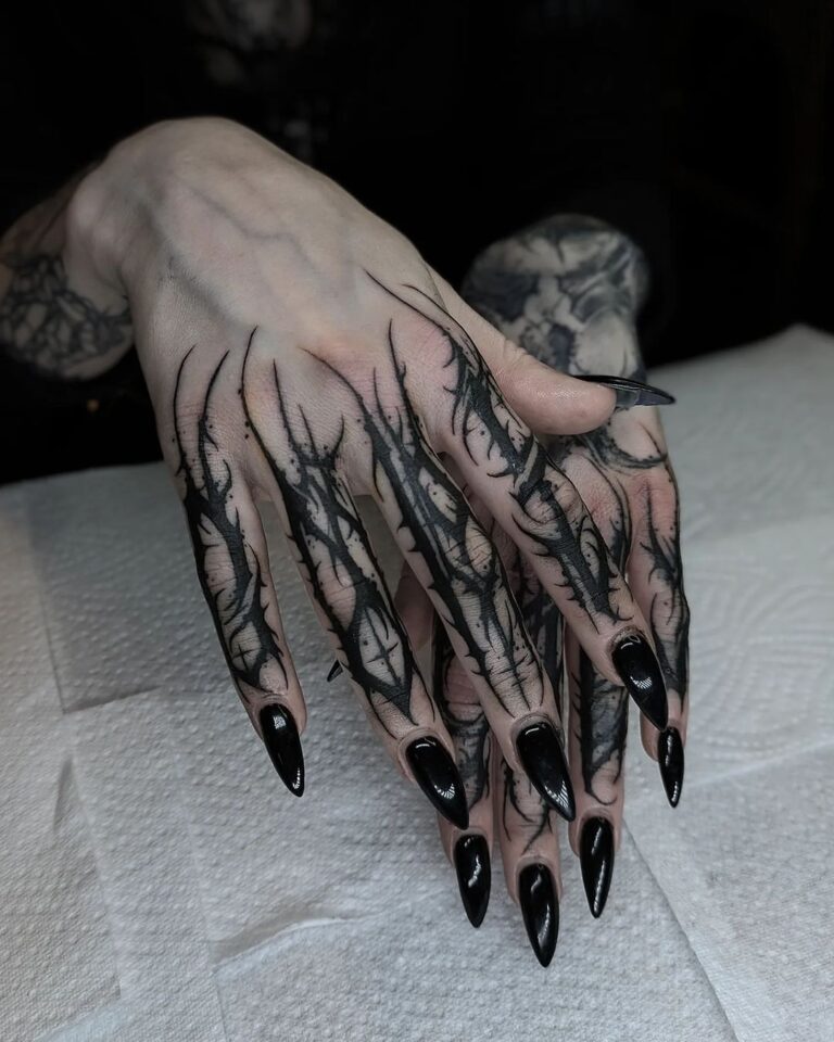 Kalligrafie-Finger-Tattoo