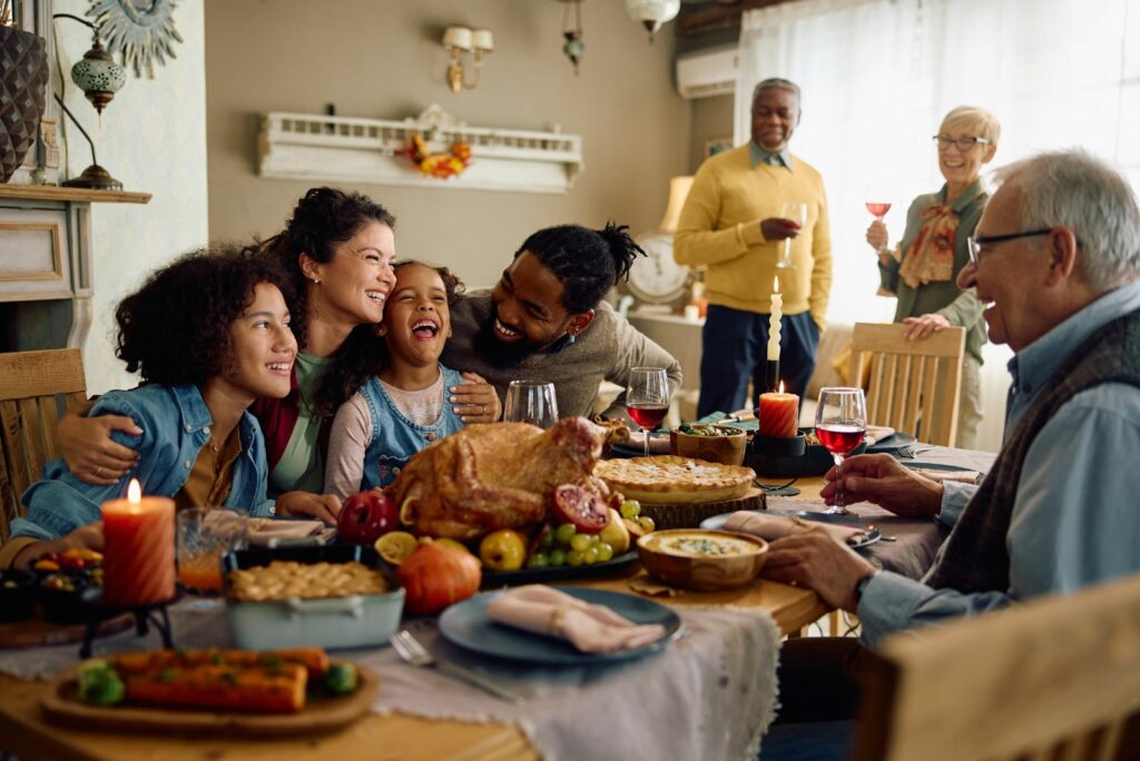 Laechelnde Familie beim Mittagessen