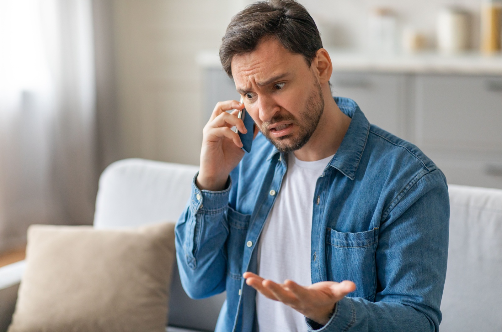 Mann spricht am Telefon