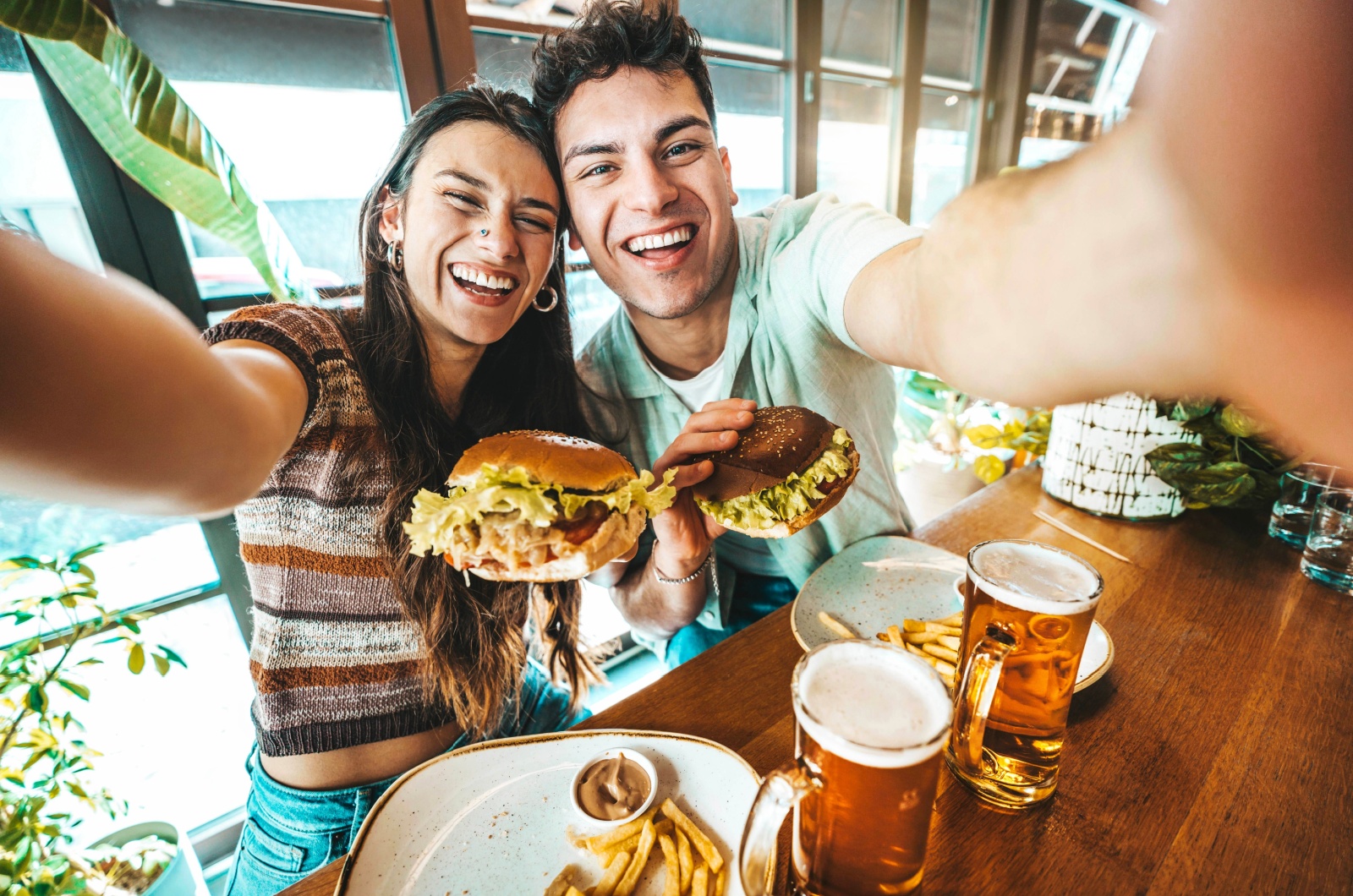 Mann und Frau in der Bar