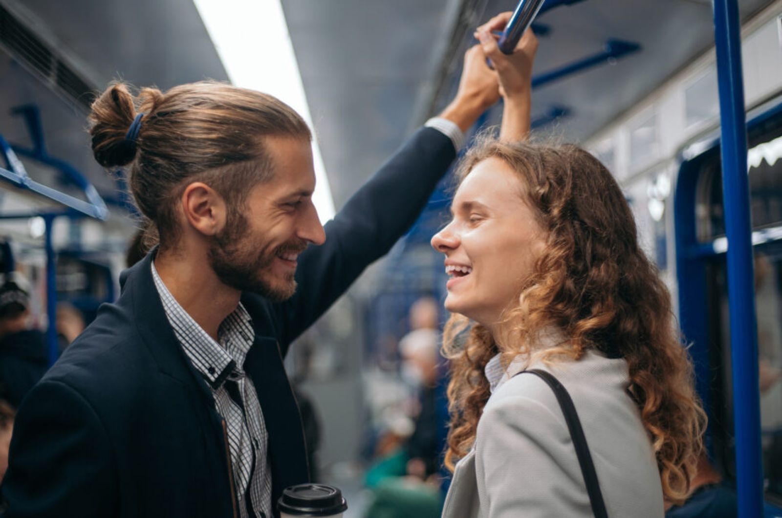 Mann und Frau in einer U-Bahn