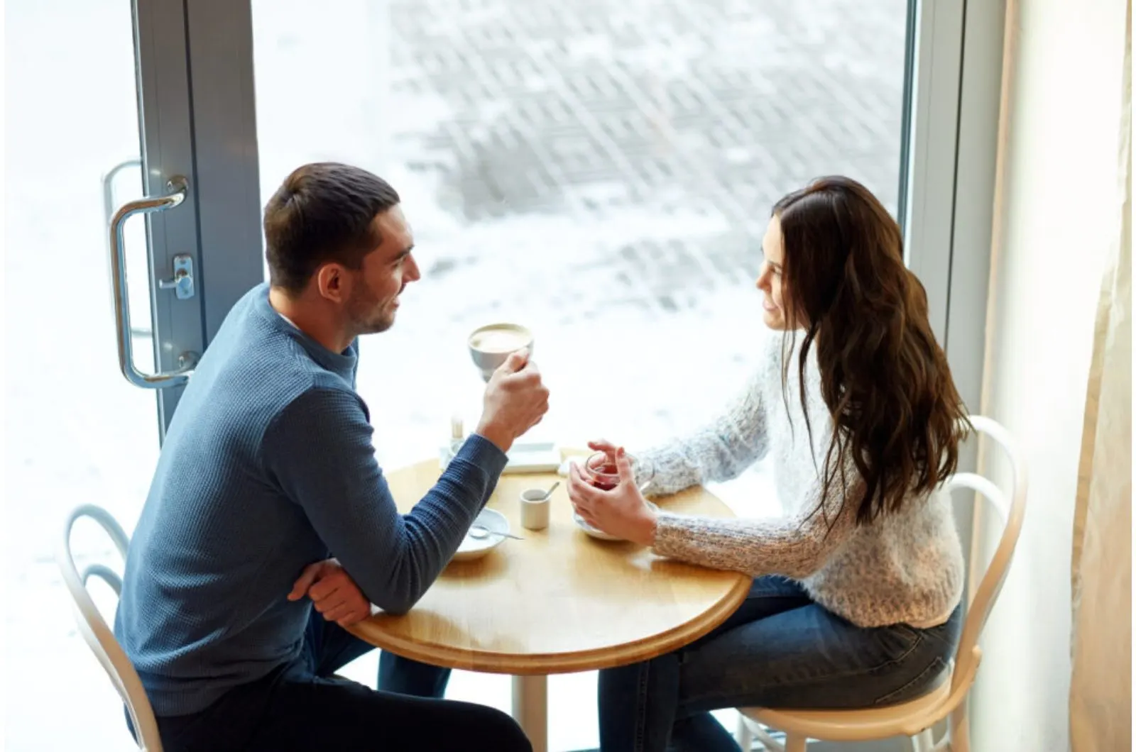 Mann und Frau trinken Kaffee