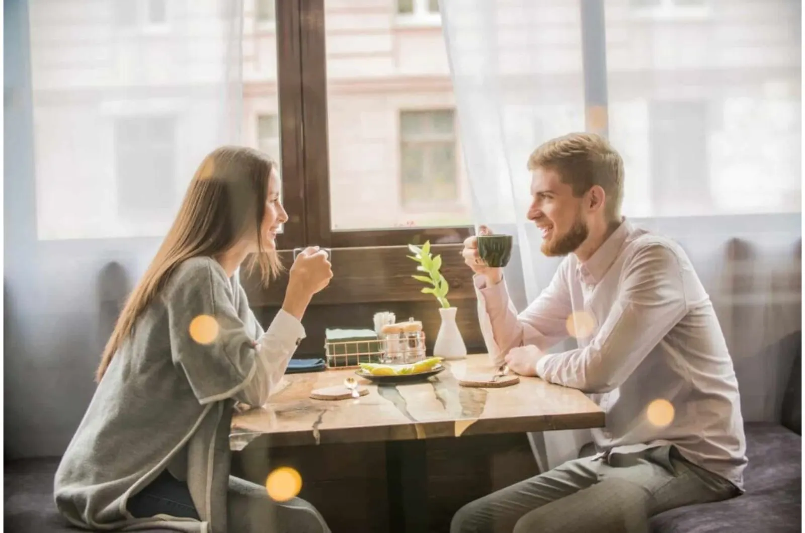 Mann und Frau trinken Kaffee