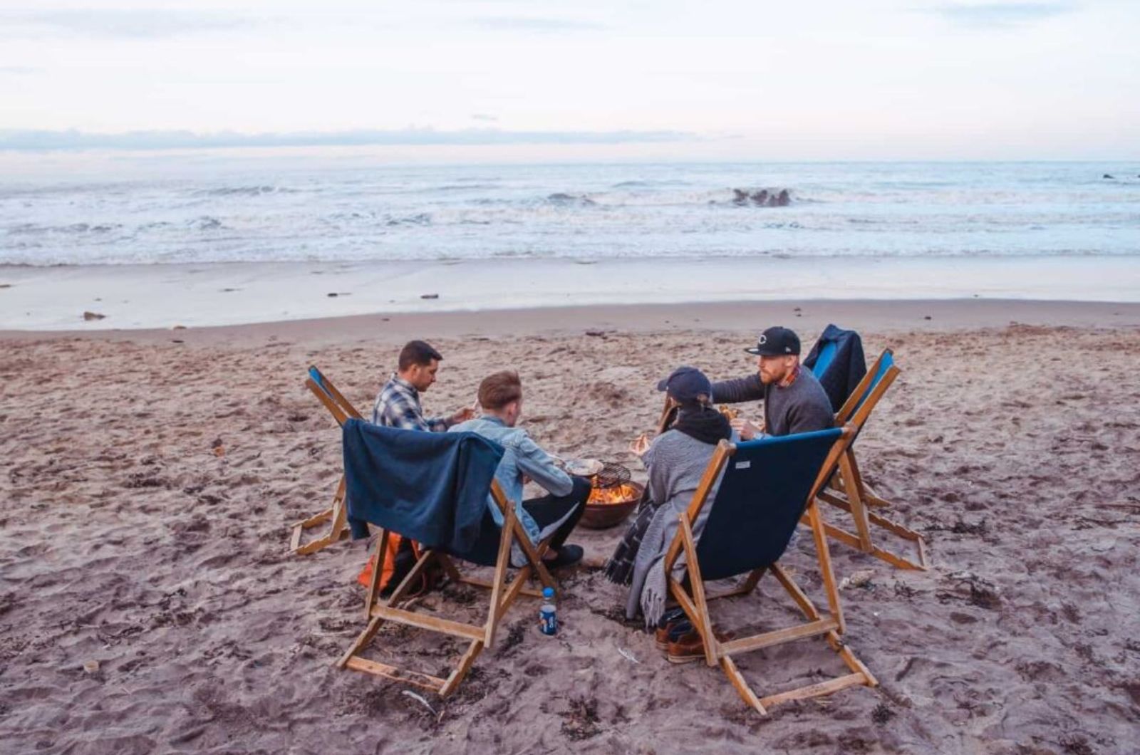 Menschen sitzen am Strand