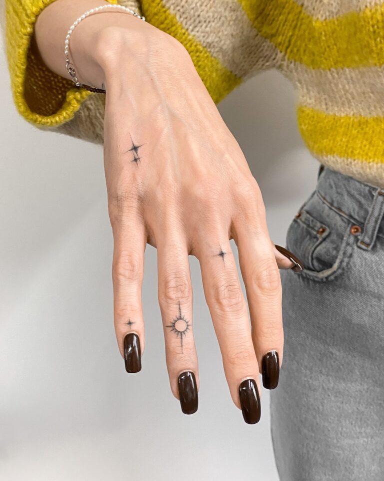 Minimalistisches Hand Tattoo