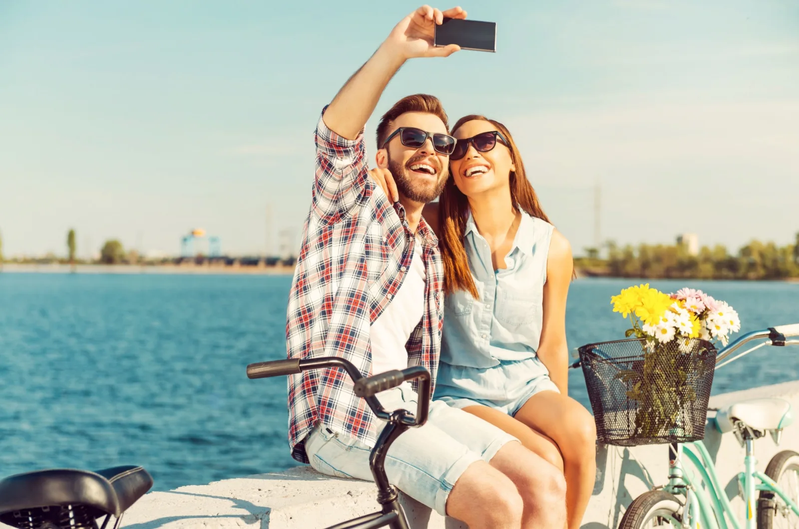 Paar macht ein Selfie