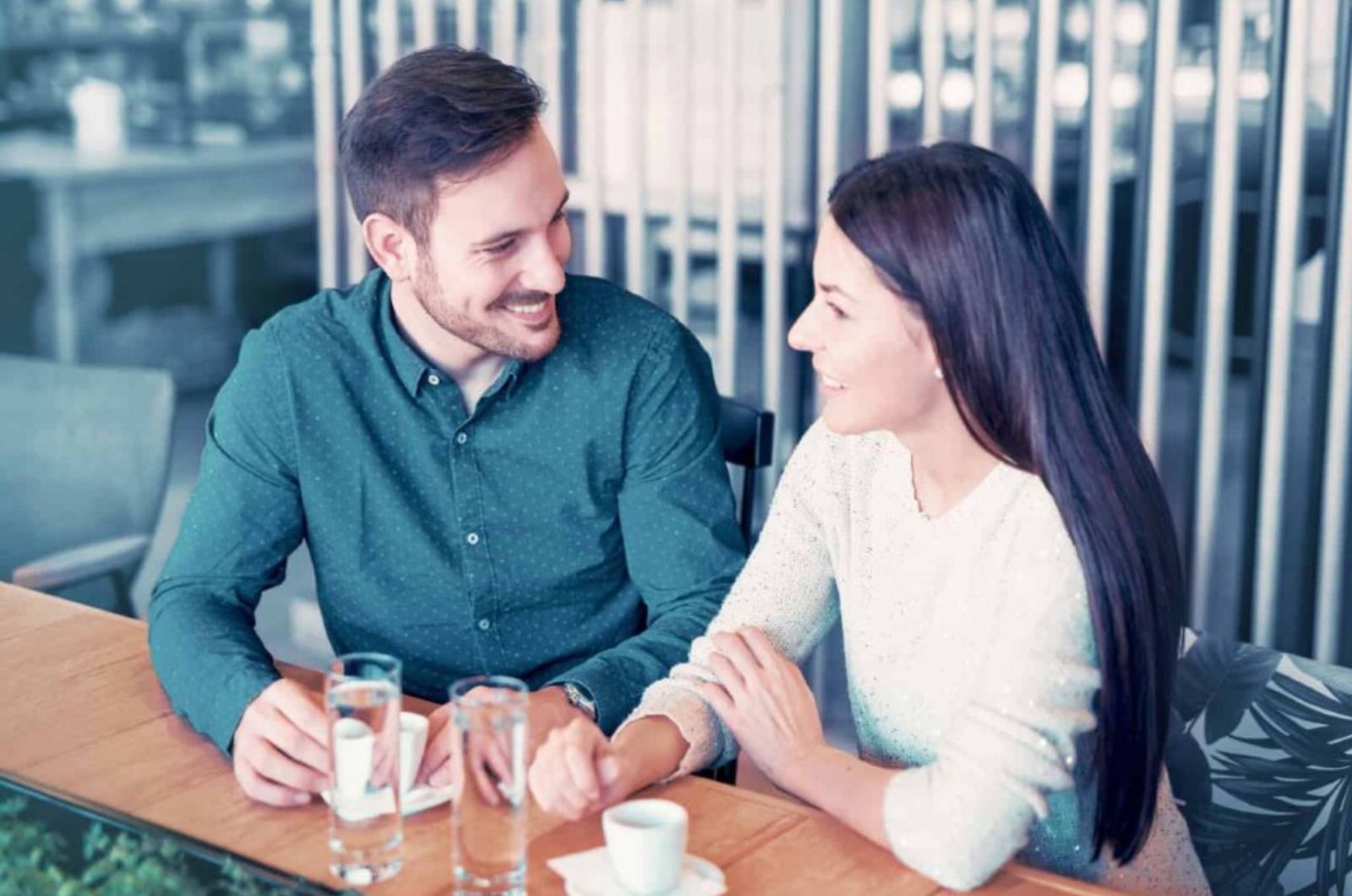 Paar sitzt im Café