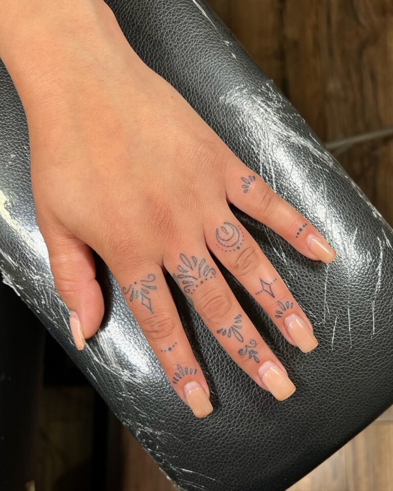 Von Schmuck inspirierte Fingertattoos